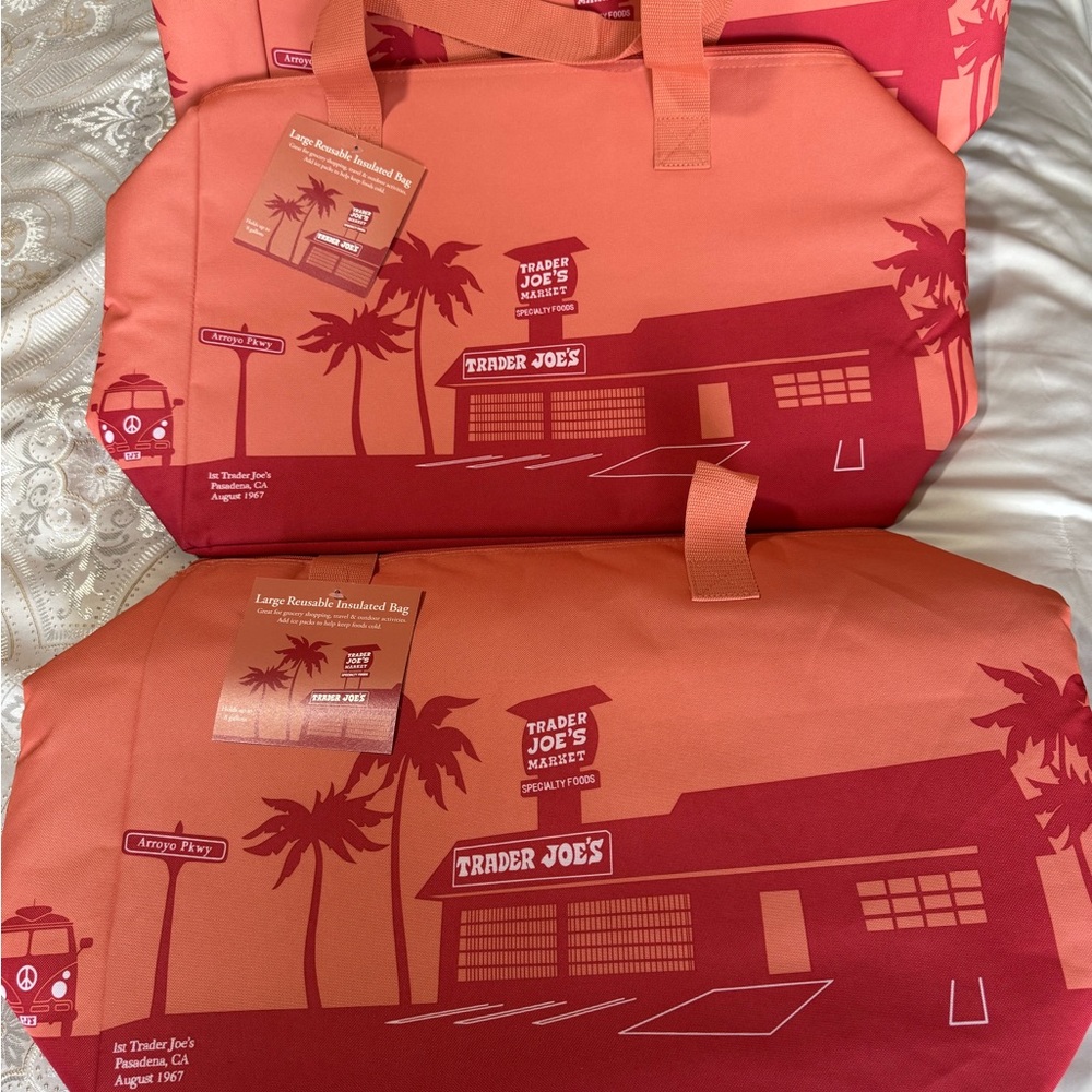 TRADER JOE’S. Large 8 Gallon Reusable Insulated  Peach Tote‎ Bag.